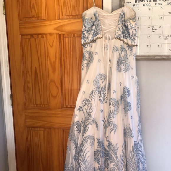 PROM DRESSES - Picture 3 of 4